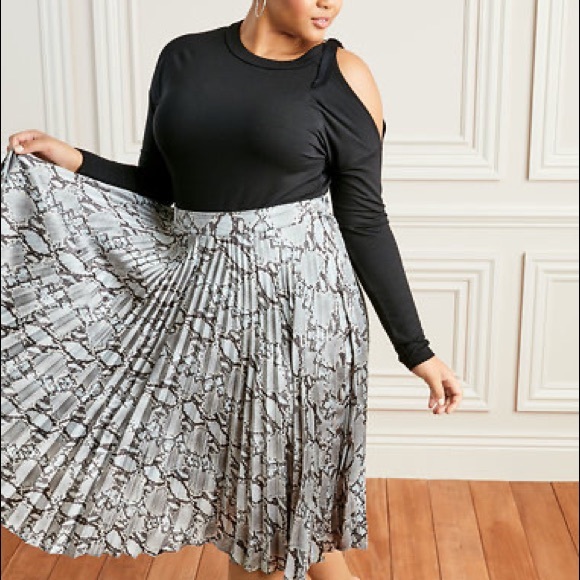 Stella & Dot The Buckle Up Cold Shoulder Top - Picture 2 of 4